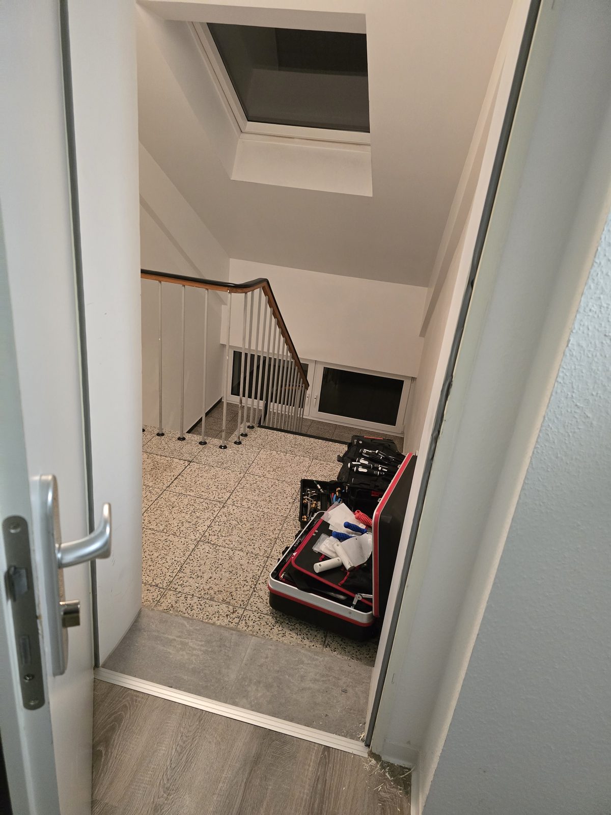 Türnotöffnung im Treppenhaus in Celle mit geöffnetem Werkzeugkoffer