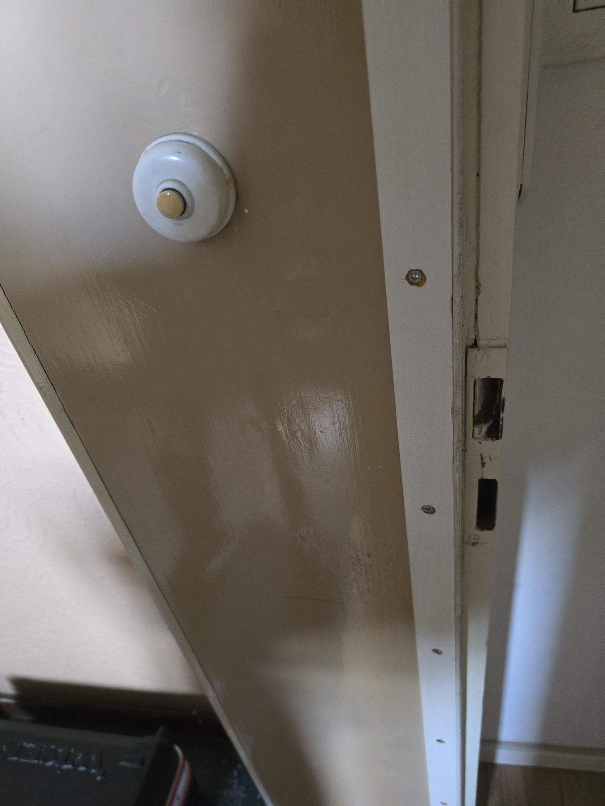 Geöffnete Wohnungstür mit freiliegendem Schließblech in Hannover